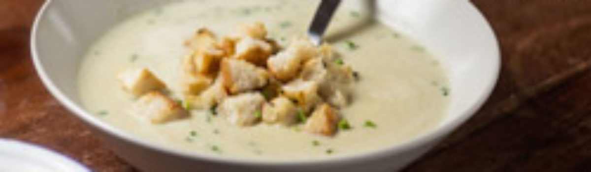 Kohlrabicremesüppchen mit Kräutercroûtons