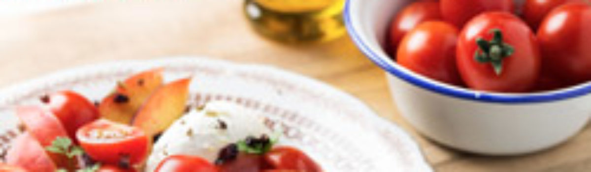 Mozzarella mit Nektarinen und Tomaten