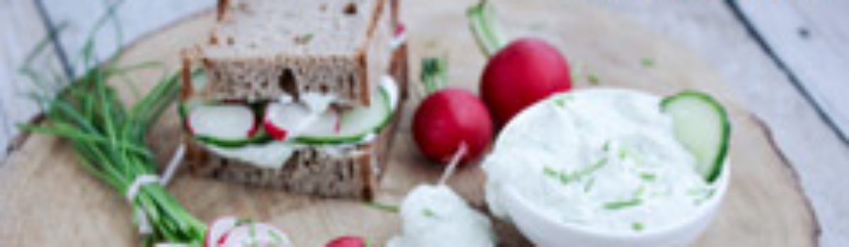 Frischkäse (vegan) mit Schnittlauch und Radieschen