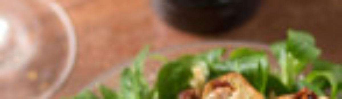 Topinambur-Chips auf Feldsalat