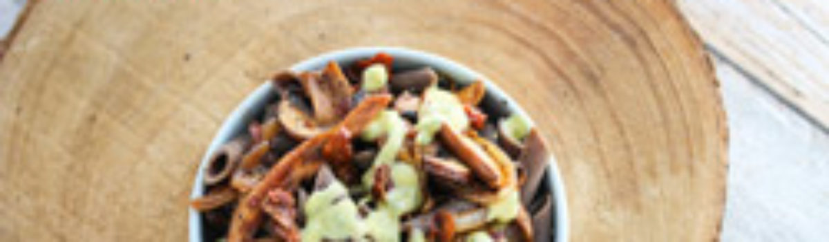Buchweizennudelsalat mit gebratenen Pilzen