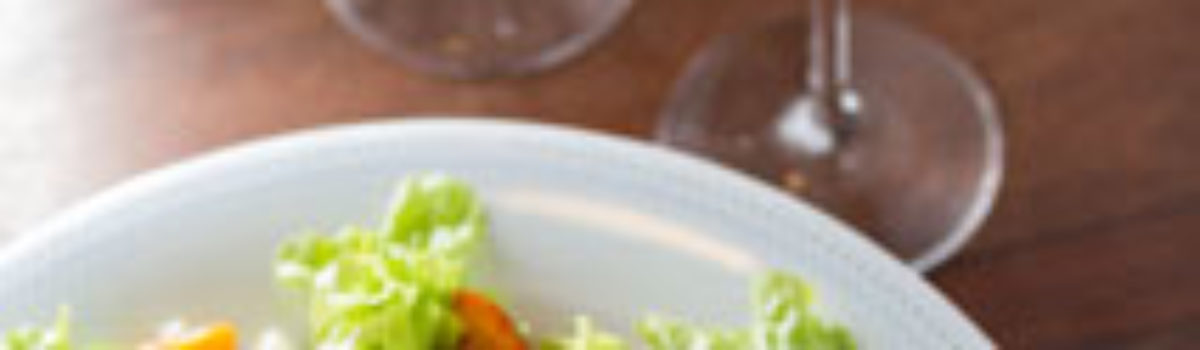 Salat der Saison mit karamellisierter Birne, gebratenem Hokkaido und Roquefort Coulet