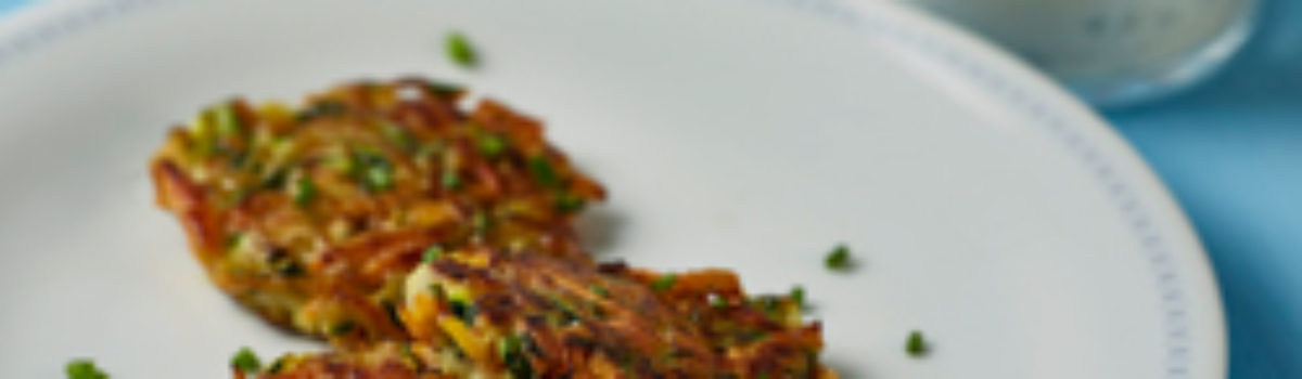 Zucchini-Möhren-Rösti mit Kräuterquark