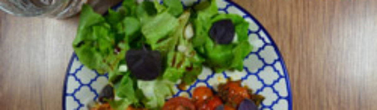 Batate-Pastinaken-Puffer an Cocktailtomaten Chutney