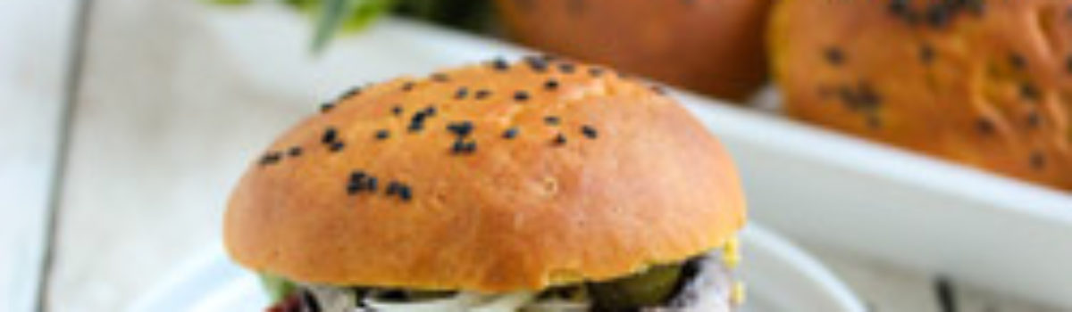Rote Bete Burger mit Karottenbrötchen