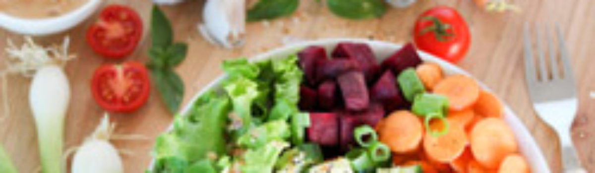Sommersalatbowl mit Tomaten-Tahindressing
