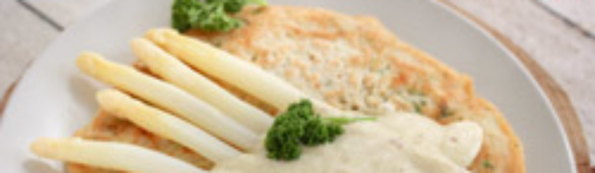 Spargel mit Karottenpfannkuchen und Cashew-Hollandaise