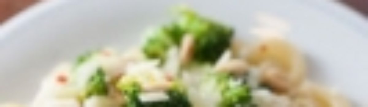 Broccoli mit Volanti und Pinienkernen