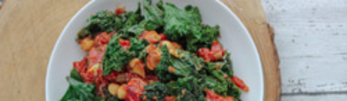 Warmer Grünkohlsalat mit Kirschtomaten