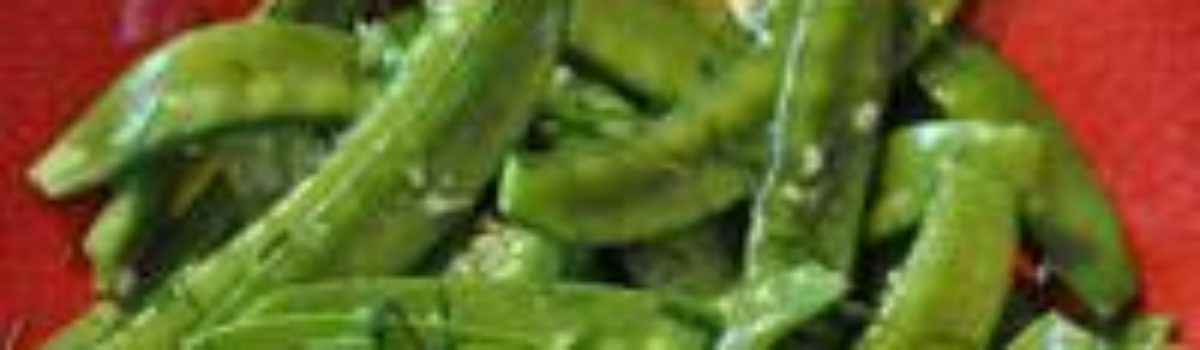 Zuckererbsen in Knoblauchbutter