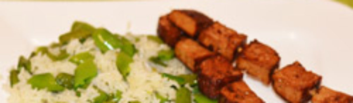 Zuckererbsen-Reis mit Tofu-Spießen
