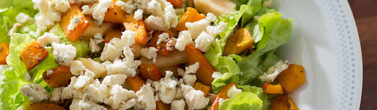 Salat der Saison mit karamellisierter Birne, gebratenem Hokkaido und Roquefort Coulet
