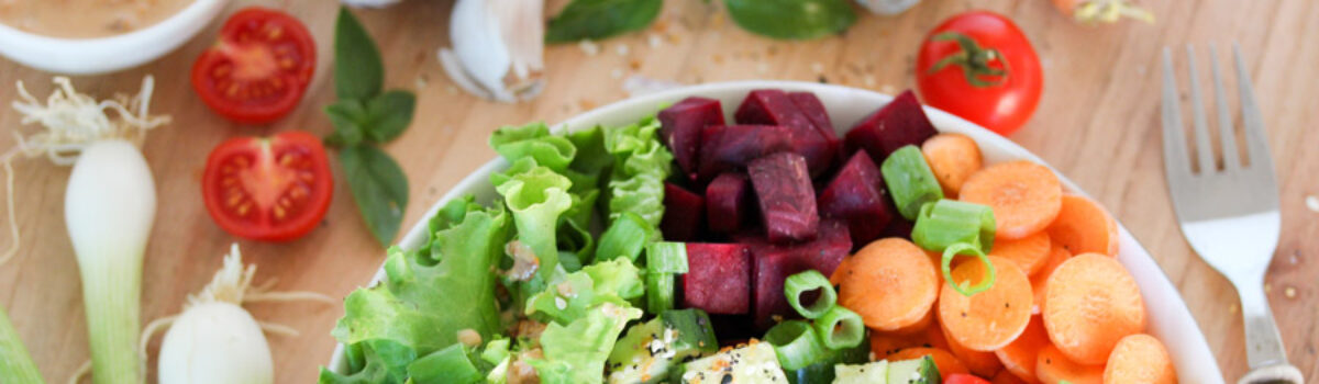 Sommersalatbowl mit Tomaten-Tahindressing